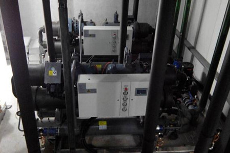 為什么水冷螺桿式冷水機組中會有污垢沉積？